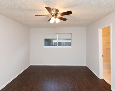 2102 Courtney St - Photo Thumbnail 5