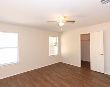 2321 Friarcreek Loop - Photo Thumbnail 14