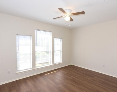 2321 Friarcreek Loop - Photo Thumbnail 18