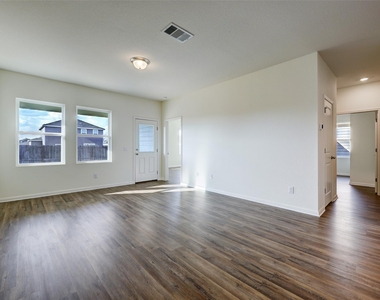 210 Seneca Loop - Photo Thumbnail 5