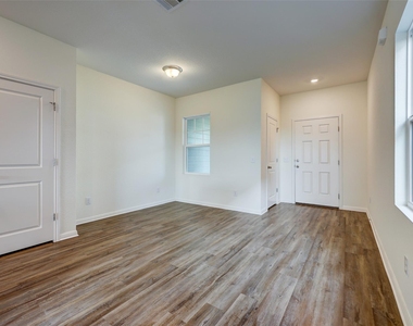 210 Seneca Loop - Photo Thumbnail 3