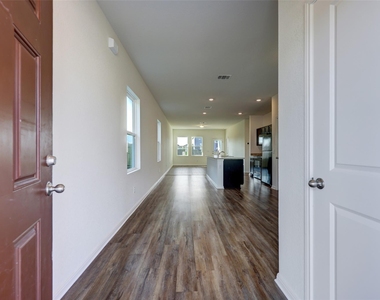 210 Seneca Loop - Photo Thumbnail 1
