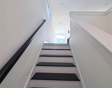 1417 Kramer Ln #23 - Photo Thumbnail 2