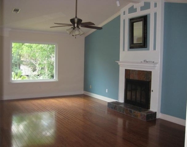 8407 Spring Valley Dr - Photo Thumbnail 4
