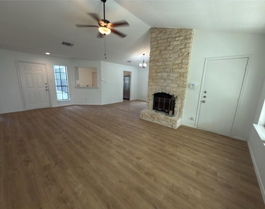 1915 Egger Ave - Photo Thumbnail 3