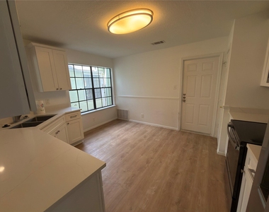 1915 Egger Ave - Photo Thumbnail 4