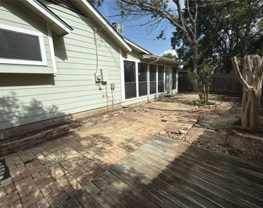 1915 Egger Ave - Photo Thumbnail 17