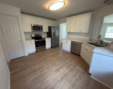 1915 Egger Ave - Photo Thumbnail 6