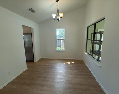 1915 Egger Ave - Photo Thumbnail 7