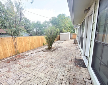 1915 Egger Ave - Photo Thumbnail 12