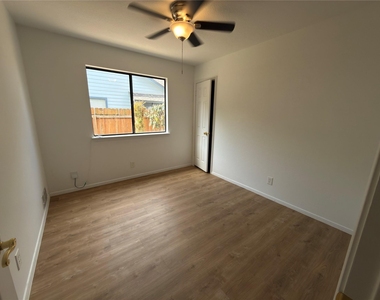 1915 Egger Ave - Photo Thumbnail 9