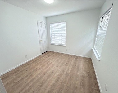 1915 Egger Ave - Photo Thumbnail 11