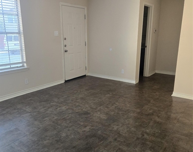1207 Southport Dr - Photo Thumbnail 3