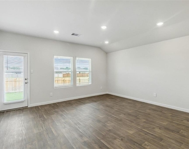 315 Belmont Pl - Photo Thumbnail 8