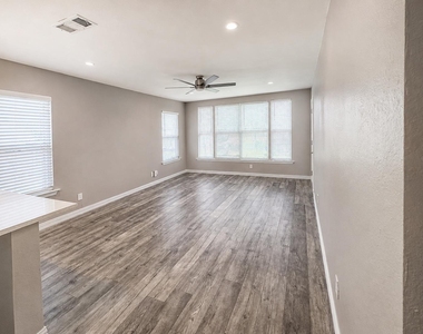 4603 Leslie Ave - Photo Thumbnail 6