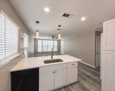 4603 Leslie Ave - Photo Thumbnail 9
