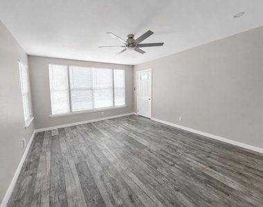 4603 Leslie Ave - Photo Thumbnail 2