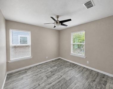 4603 Leslie Ave - Photo Thumbnail 14