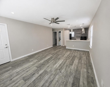 4603 Leslie Ave - Photo Thumbnail 4