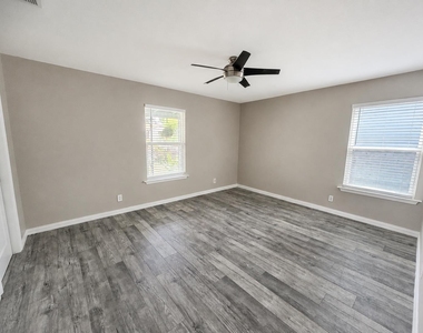 4603 Leslie Ave - Photo Thumbnail 12