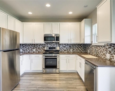 15113 Fernhill Dr - Photo Thumbnail 6