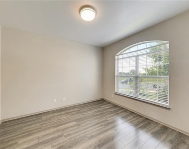 15113 Fernhill Dr - Photo Thumbnail 9