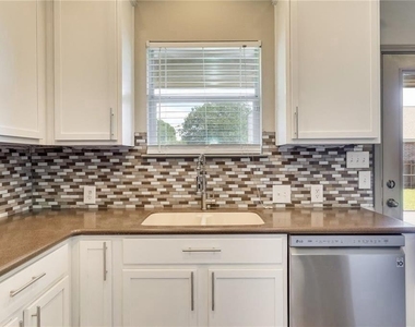15113 Fernhill Dr - Photo Thumbnail 7