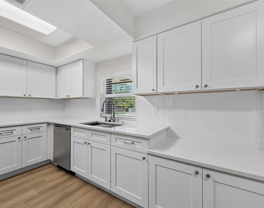 503 Lakeway Dr - Photo Thumbnail 8