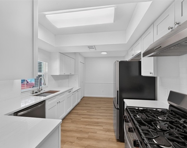 503 Lakeway Dr - Photo Thumbnail 7