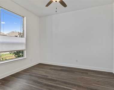 724 Landing Ln - Photo Thumbnail 2