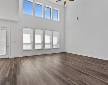 724 Landing Ln - Photo Thumbnail 6