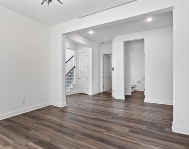 724 Landing Ln - Photo Thumbnail 5