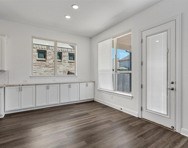 724 Landing Ln - Photo Thumbnail 9