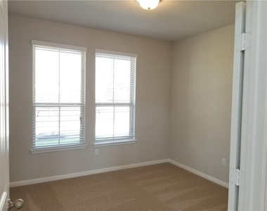 1024 Peregrine Way - Photo Thumbnail 3