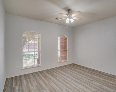 3310 Zinfandel Ln - Photo Thumbnail 10