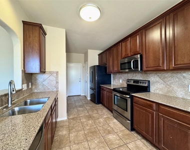 1912 Golden Arrow Ave - Photo Thumbnail 4