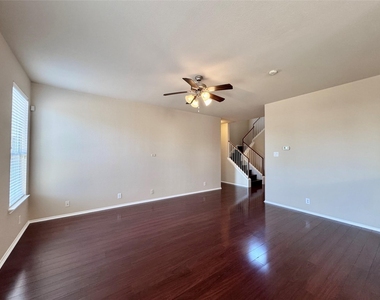1912 Golden Arrow Ave - Photo Thumbnail 2