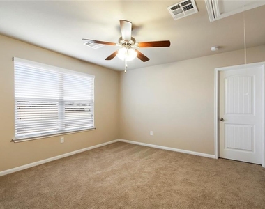 944 Palo Duro Dr - Photo Thumbnail 4