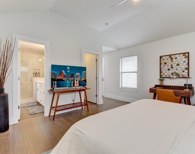 2501 E 4th St - Photo Thumbnail 12