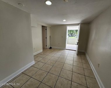 925 Phillips Street - Photo Thumbnail 2