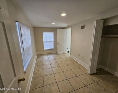 925 Phillips Street - Photo Thumbnail 9