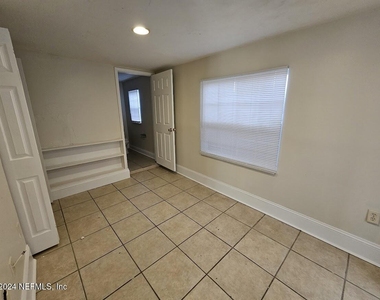925 Phillips Street - Photo Thumbnail 8