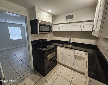 925 Phillips Street - Photo Thumbnail 3