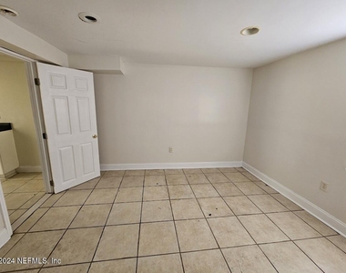 925 Phillips Street - Photo Thumbnail 7