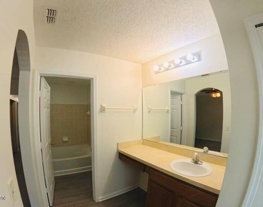 515 Hopewell Drive - Photo Thumbnail 16