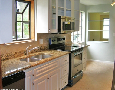 1077 Wolfe Street - Photo Thumbnail 3