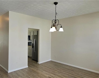 3060 Kentmere Drive - Photo Thumbnail 2