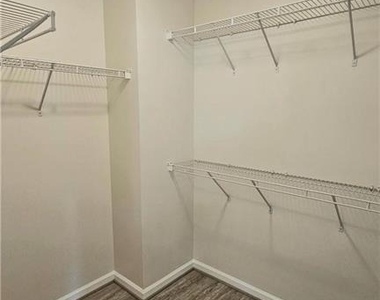 3060 Kentmere Drive - Photo Thumbnail 17