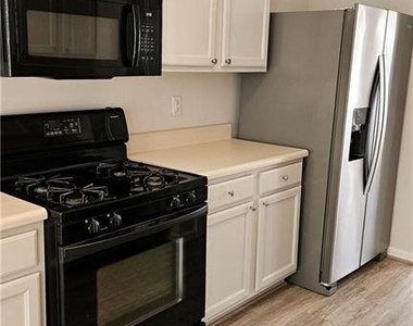 3060 Kentmere Drive - Photo Thumbnail 4