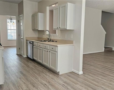 3060 Kentmere Drive - Photo Thumbnail 3